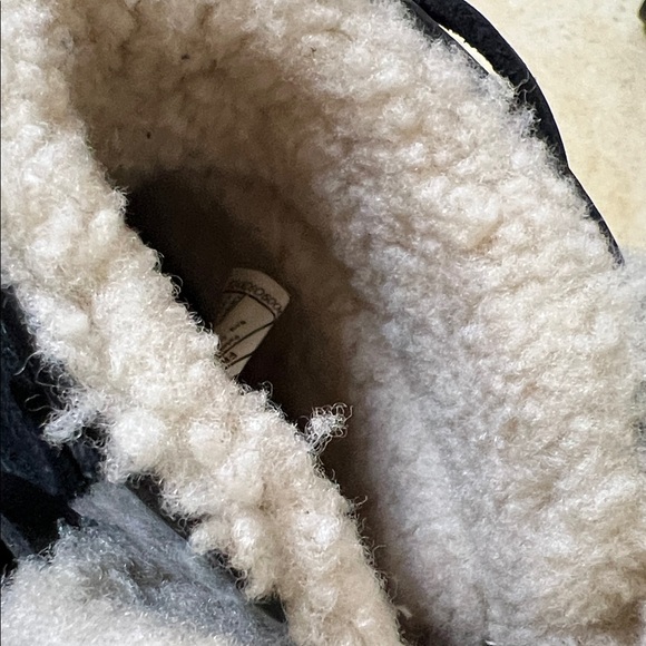 UGG Caspia Ankle Boots Womens 7 Black Leather Sheepskin Lined - Picture 7 of 9